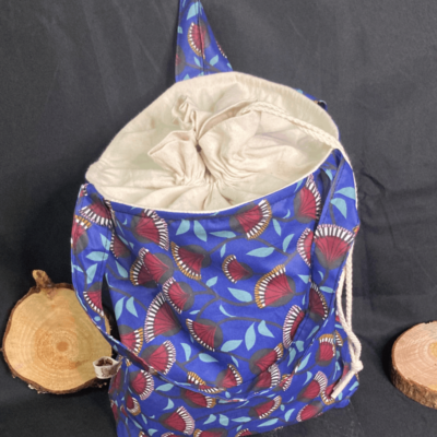 Sac à pain et provision « fleur bordeaux fond bleu »